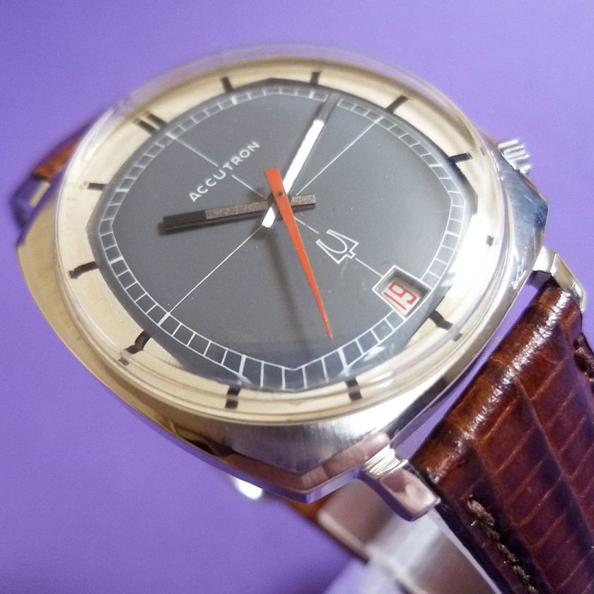 1971 Vintage Mens BULOVA ACCUTRON 218   STAINLESS STEEL TV CUSHION 