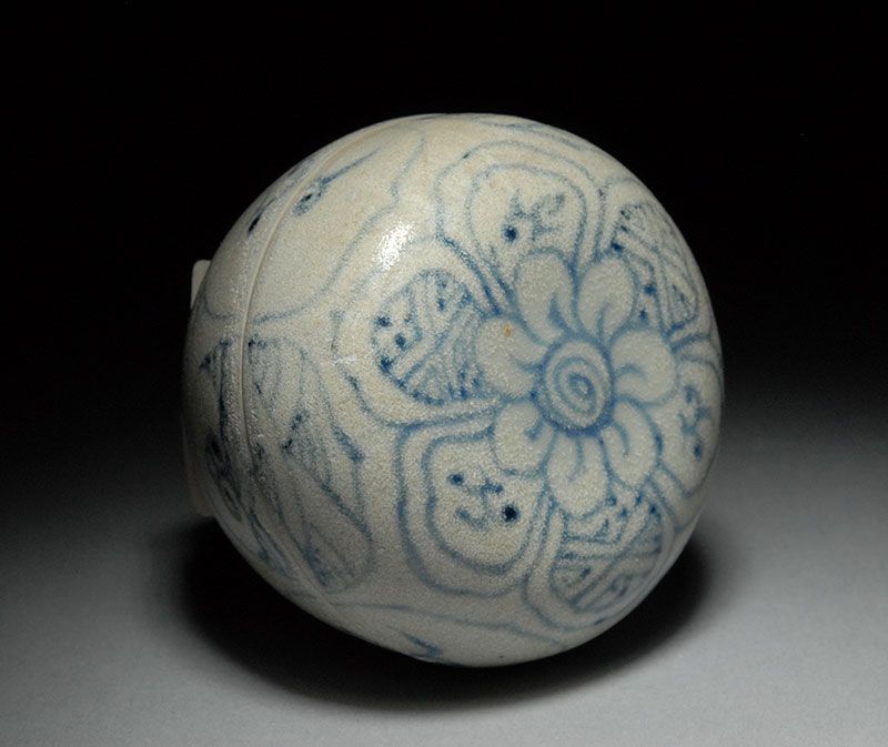 very rare and beautiful, antique Ming dynasty round box, officially 