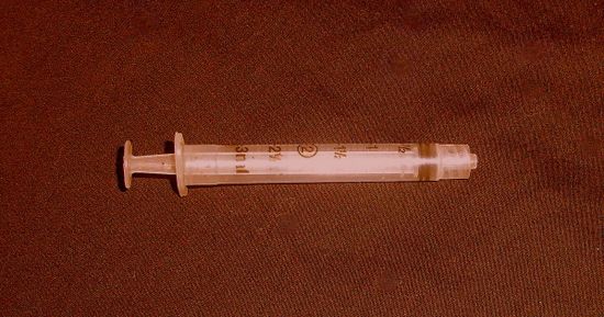 VERY RARE SYRINGE USED IN AMANDAS SAW 2 NEEDLE PIT  