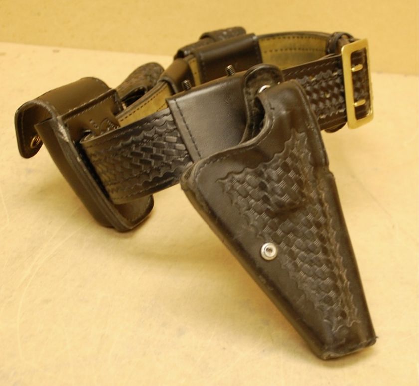   Buckle, Holster, Speedloader, Handcuffs   Right 32/80 E92  