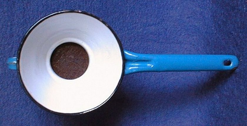 ENAMELWARE BERRY SIEVE HANDLE EUROPEAN 1900 BLUE WHITE  