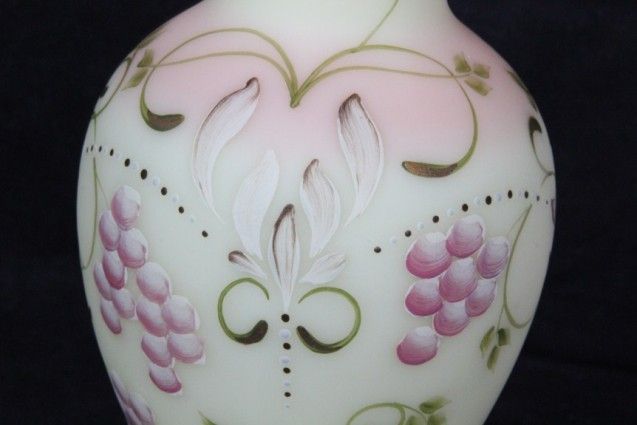   BURMESE FAMILY SIGNATURE VASE HP HUGGINS GEORGE FENTON SGND  