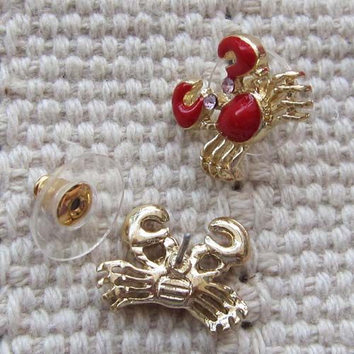   1pair NWT BETSEY JOHNSON goldtone rhinestone enamel crab stud EARRINGS