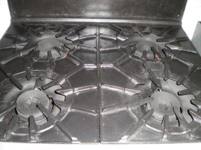 UNIVERSAL CHEF COMMERCIAL RANGE/OVEN NAT GAS 4 GRIDDLE  