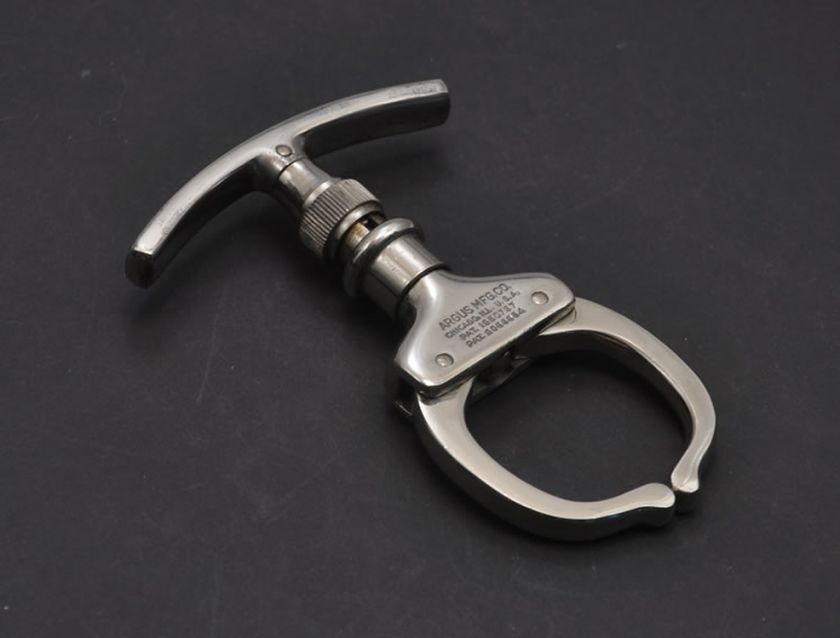   Argus Mfg. Co. The Iron Claw Handcuff 1950757 w/Case cuffs  