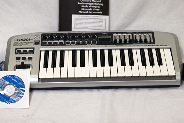 EDIROL PCR 30 MIDI Keyboard Controller in Box, manual, cd, USB cable a 